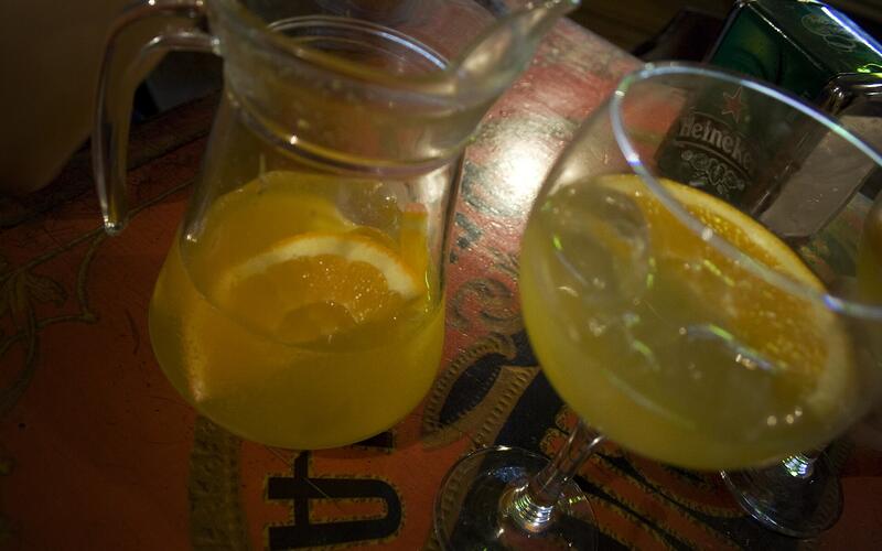 Een kan en glazen agua de Valencia, de bekende cocktail van de stad