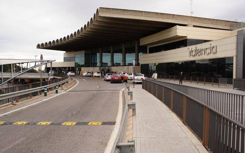 De vertrekhal van de luchthaven van Valencia