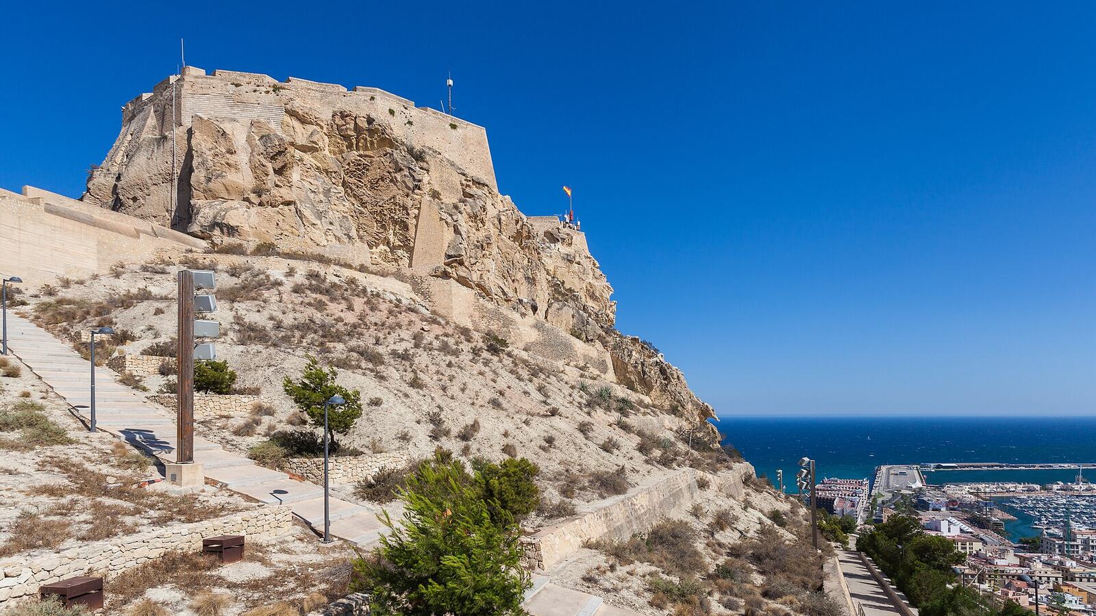 Het Castillo de Santa Bárbara hoog boven Alicante en de zee