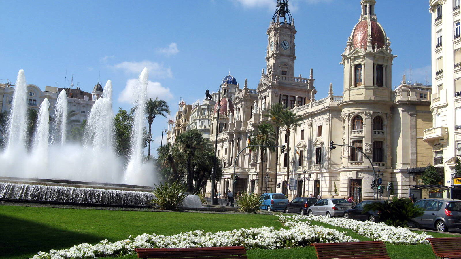 De Plaza del Ayuntamiento in Valencia met het stadhuis en fonteinen