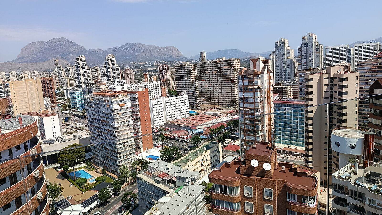 De skyline van Benidorm met de wolkenkrabbers langs het strand