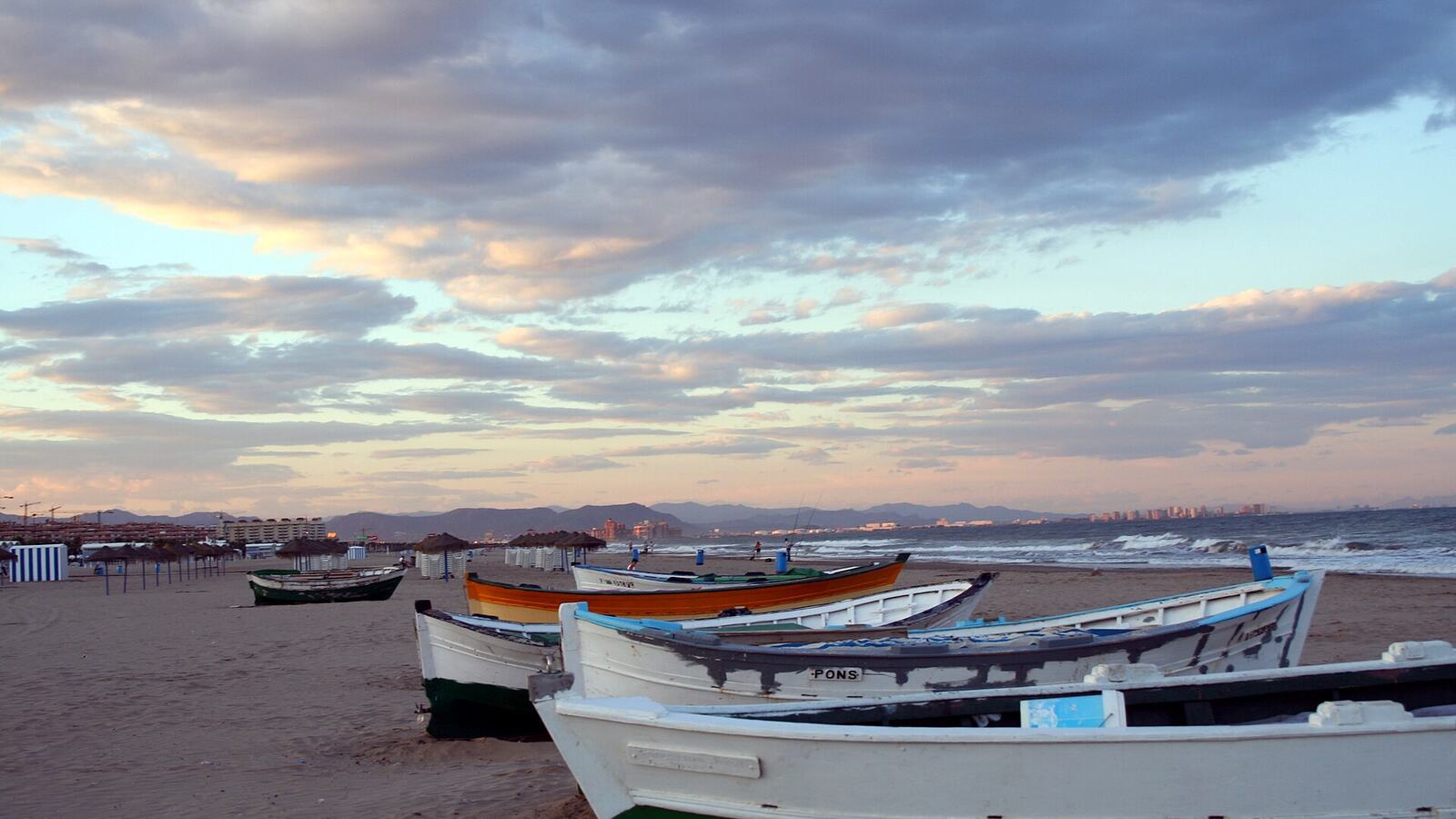 Vissersbootjes op het strand van El Cabanyal in Valencia