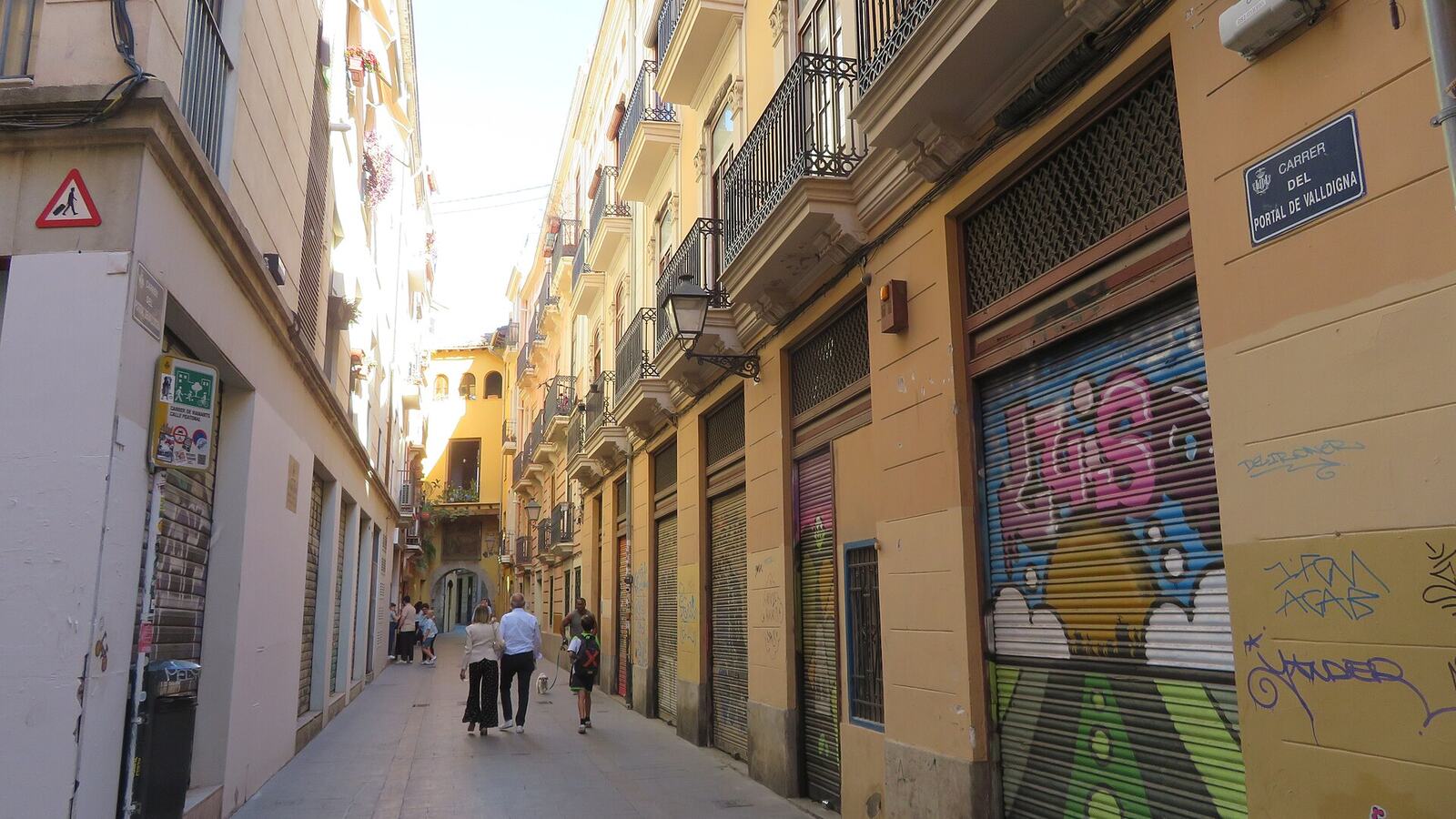 Smalle straat in de wijk El Carmen in Valencia met kleurrijke gevels