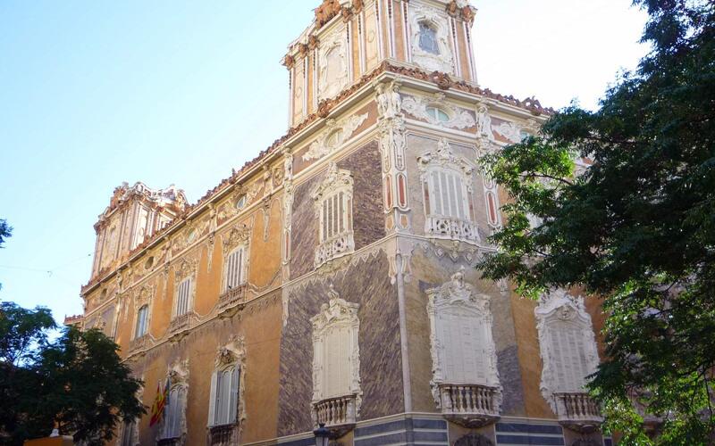 De overdadig gebeeldhouwde ingang van het Palacio del Marqués de Dos Aguas in Valencia