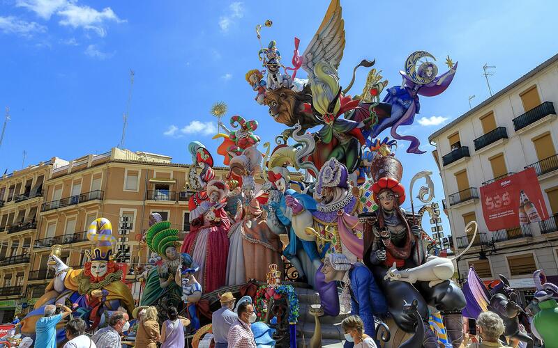 Een kleurrijk Fallas-monument met reusachtige figuren in een straat in Valencia