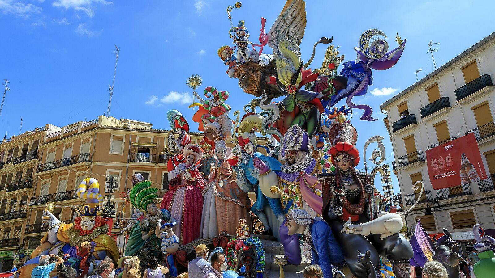 Een kleurrijk Fallas-monument met reusachtige figuren in een straat in Valencia