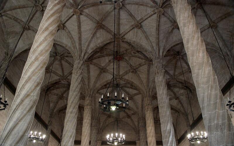 De zuilenhal van La Lonja de la Seda in Valencia met gedraaide zuilen en gotisch gewelf
