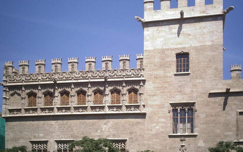 De gotische buitenkant van La Lonja de la Seda in Valencia