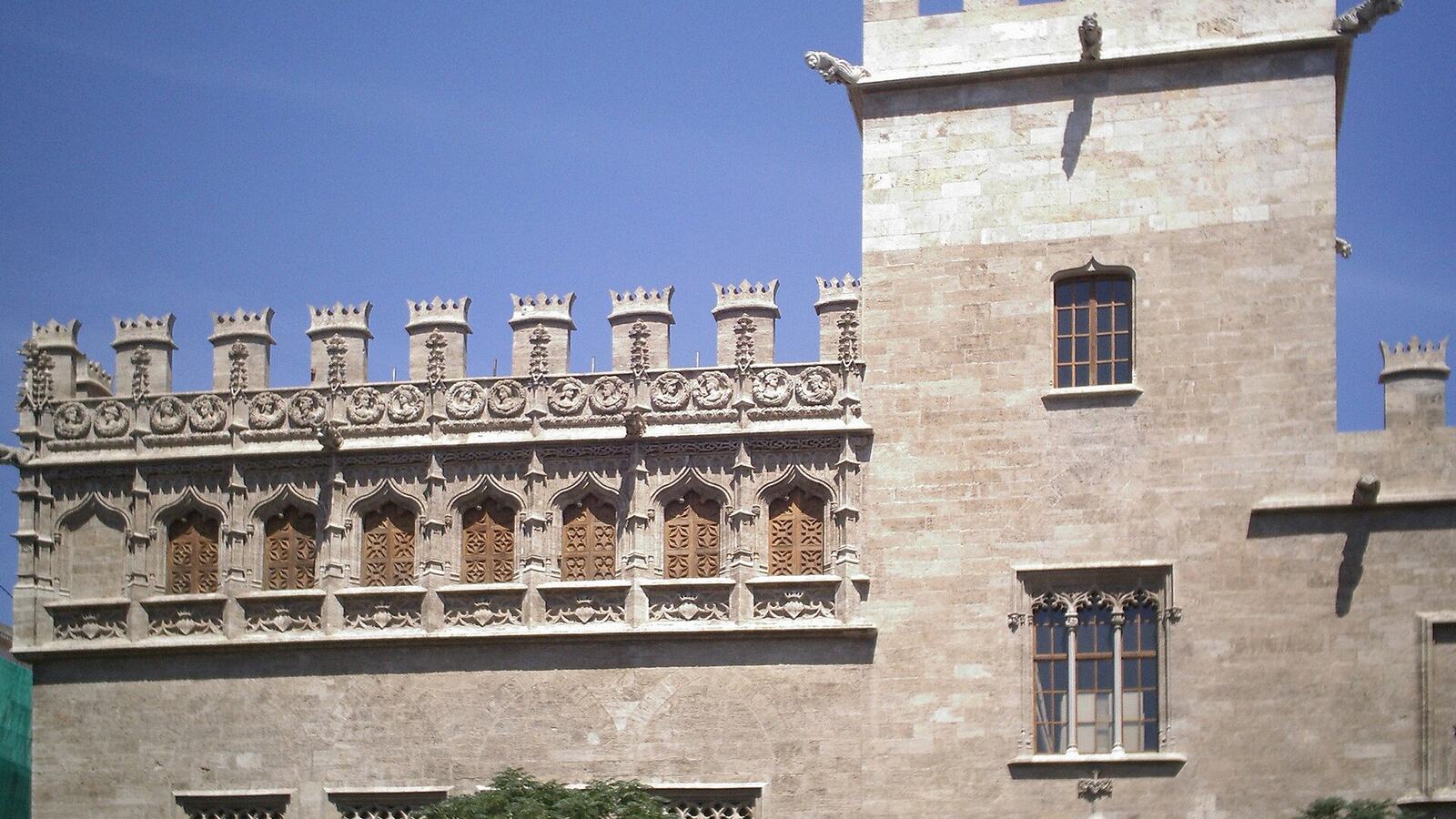 De gotische buitenkant van La Lonja de la Seda in Valencia