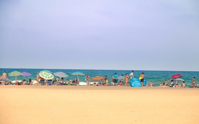 Het brede strand van La Malvarrosa in Valencia