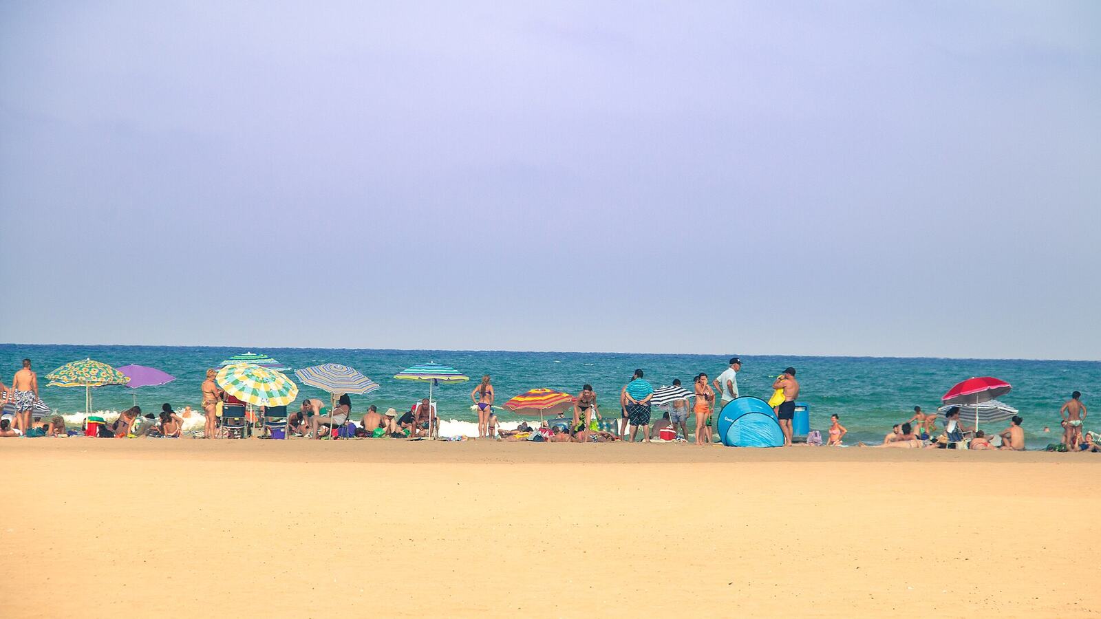 Het brede strand van La Malvarrosa in Valencia