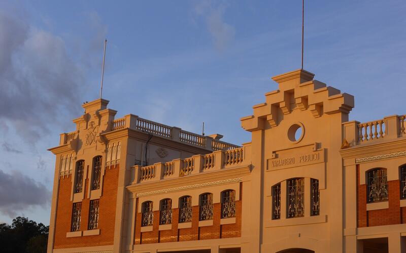 Het historische Edificio del Varadero in de haven van Valencia