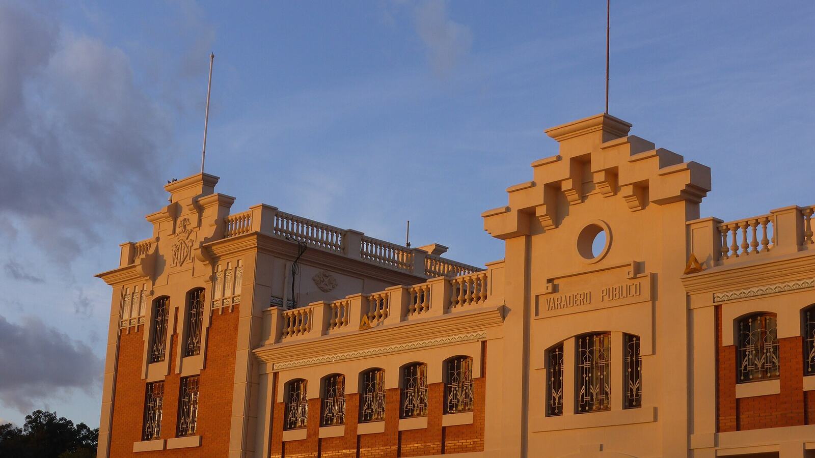 Het historische Edificio del Varadero in de haven van Valencia