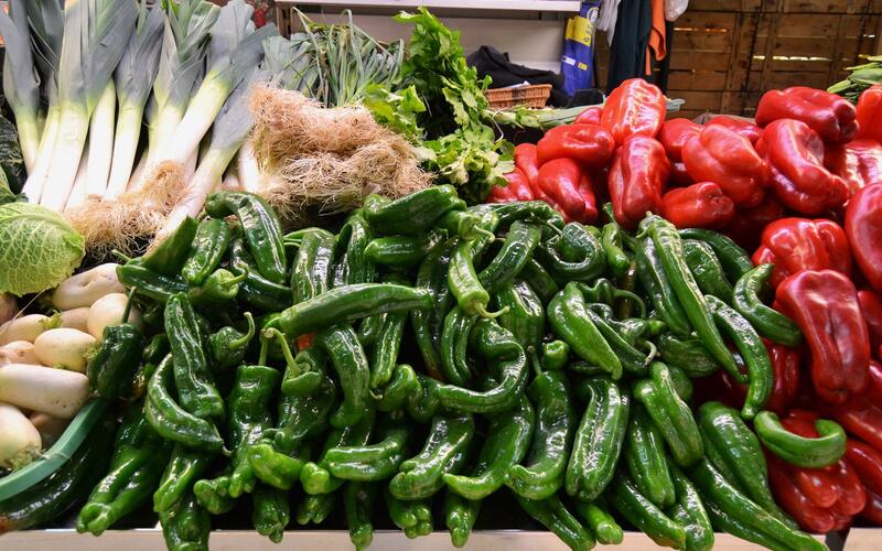 Kleurrijke paprika's en groenten op een kraam in de markt van Ruzafa