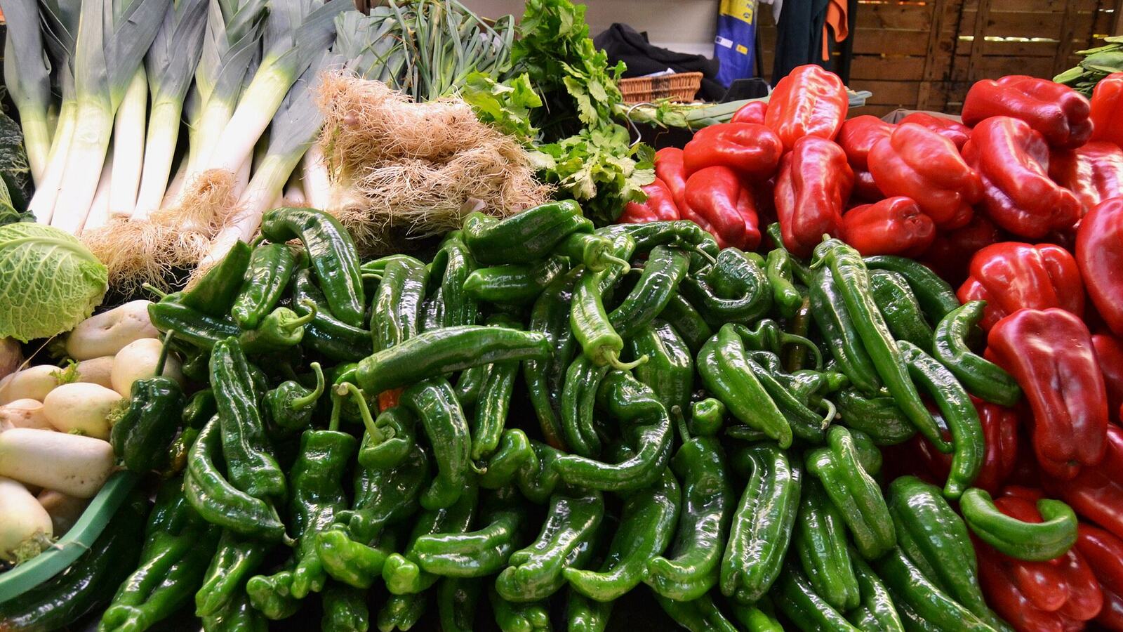 Paprika's en groenten op een kraam in de markt van Ruzafa