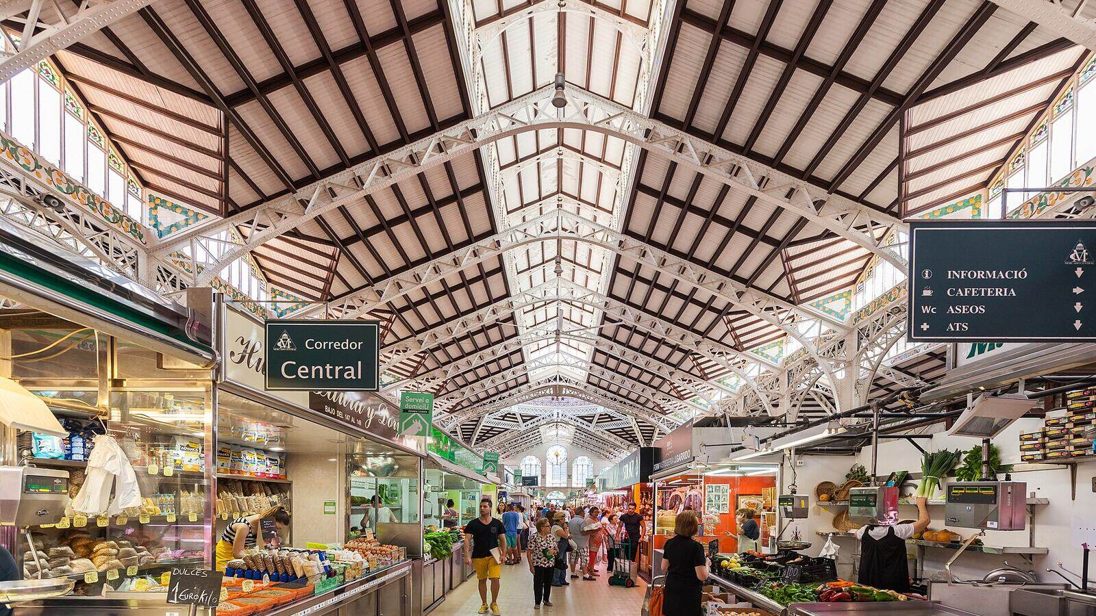 Het interieur van de Mercado Central in Valencia met kraampjes onder de ijzeren overkapping