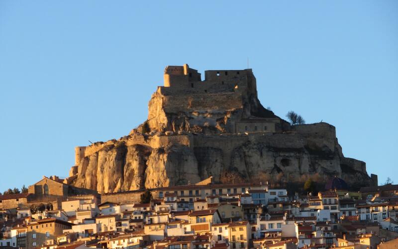 Het ommuurde bergstadje Morella met kasteel bij zonsondergang
