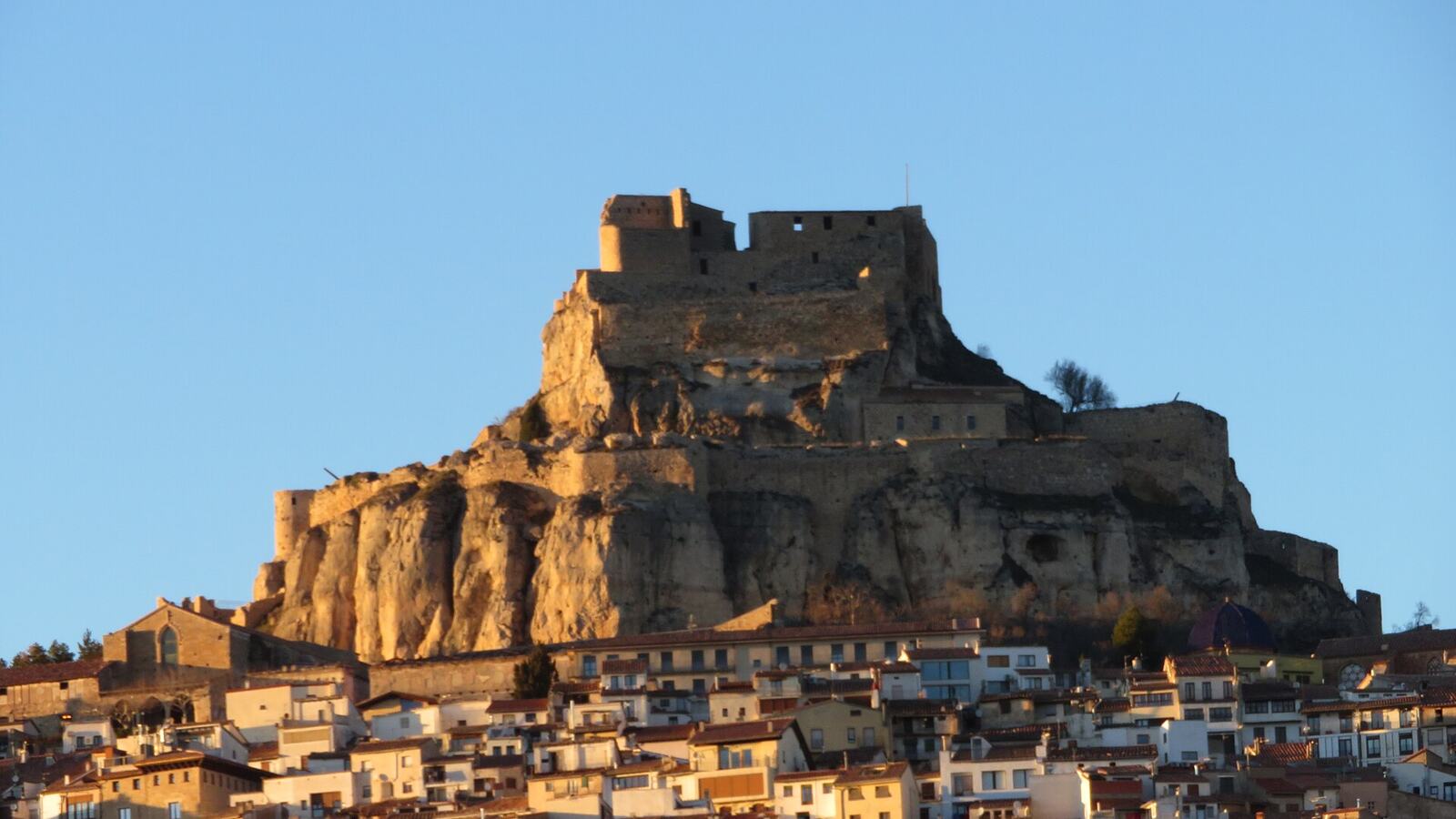 Morella met zijn middeleeuwse muren en het kasteel op de top