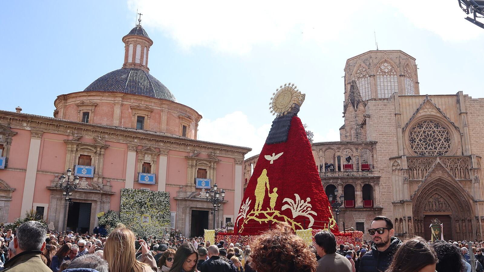 De bloemenmantel van de Ofrenda op de Plaza de la Virgen tijdens Las Fallas