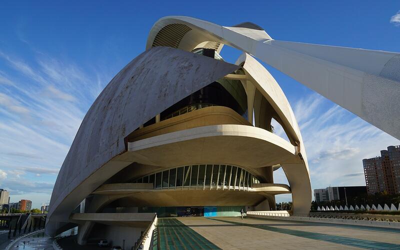 Het Palau de les Arts Reina Sofía in Valencia met zijn opvallende witte dak