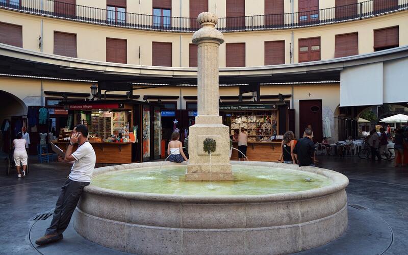 Mensen rond de fontein op de Plaza Redonda in Valencia