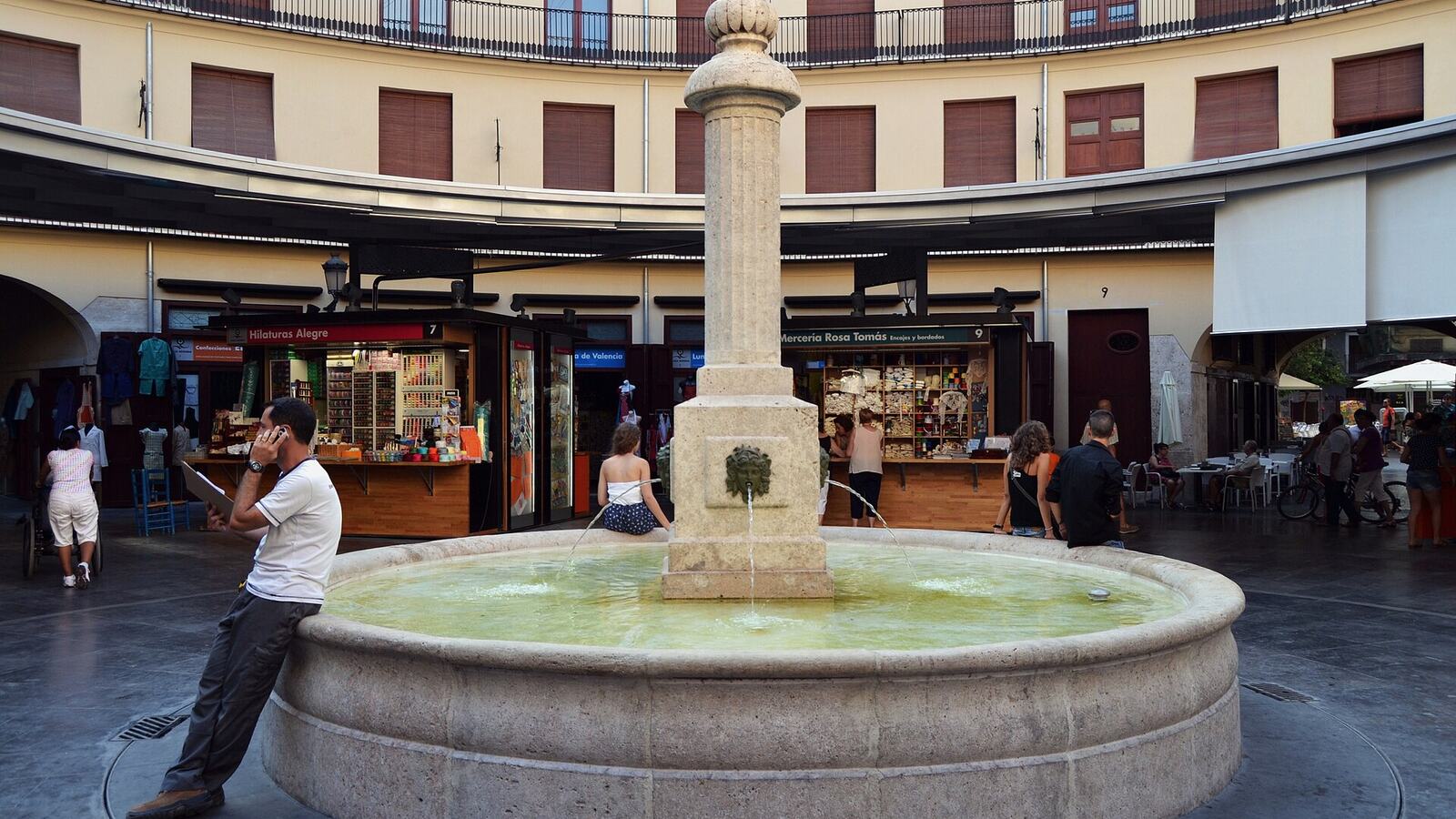 Mensen rond de fontein op de Plaza Redonda in Valencia