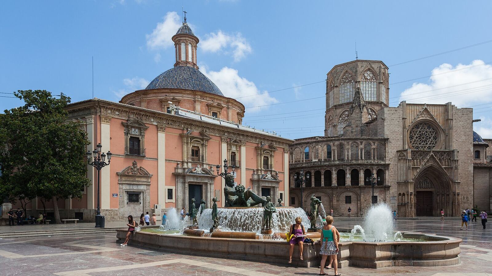 Plaza de la Virgen in het historische centrum van Valencia met de basiliek en de kathedraal