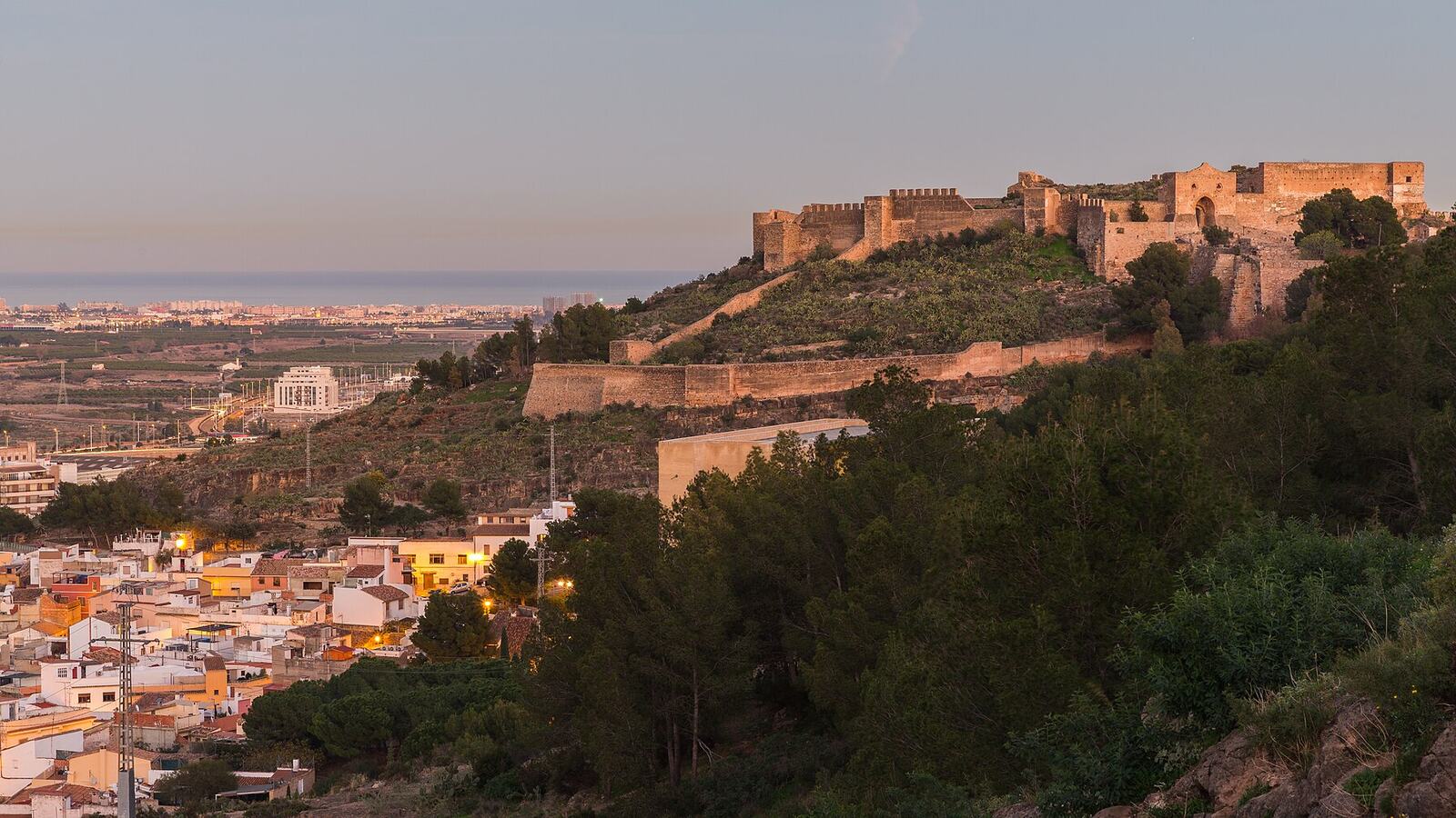 Het kasteel van Sagunto op de heuvel boven de stad bij schemering