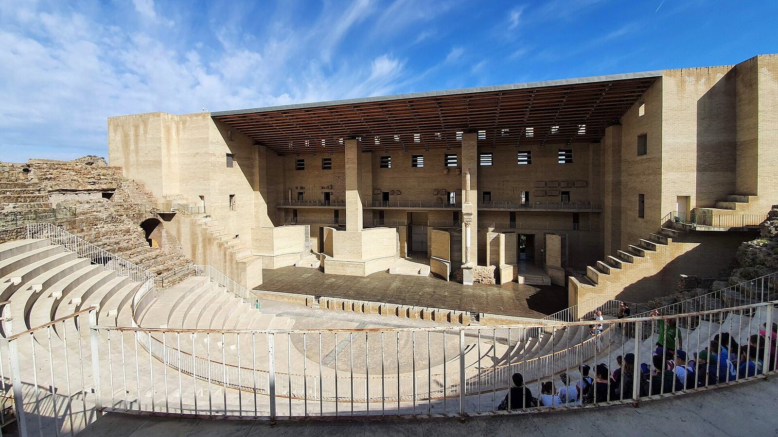 Het gerestaureerde Romeinse theater van Sagunto met de tribunes en het toneelhuis