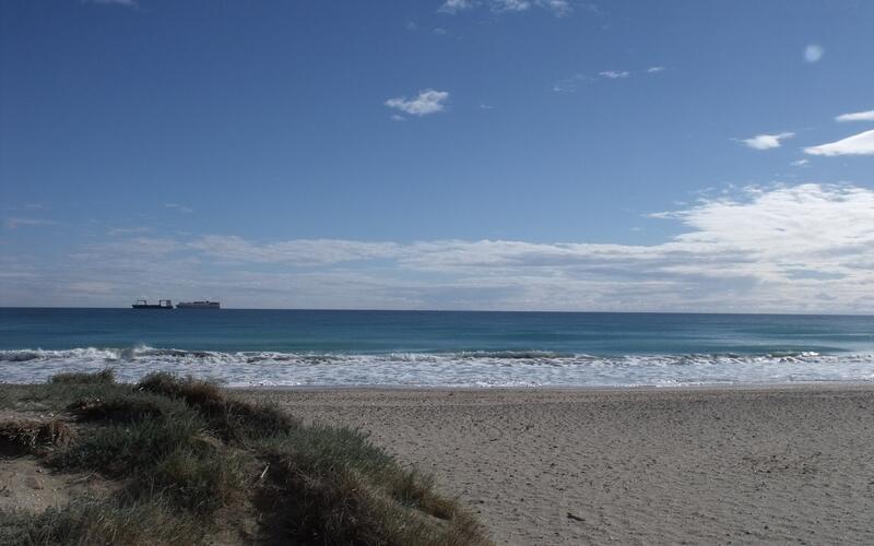 Strand en zee bij El Saler ten zuiden van Valencia