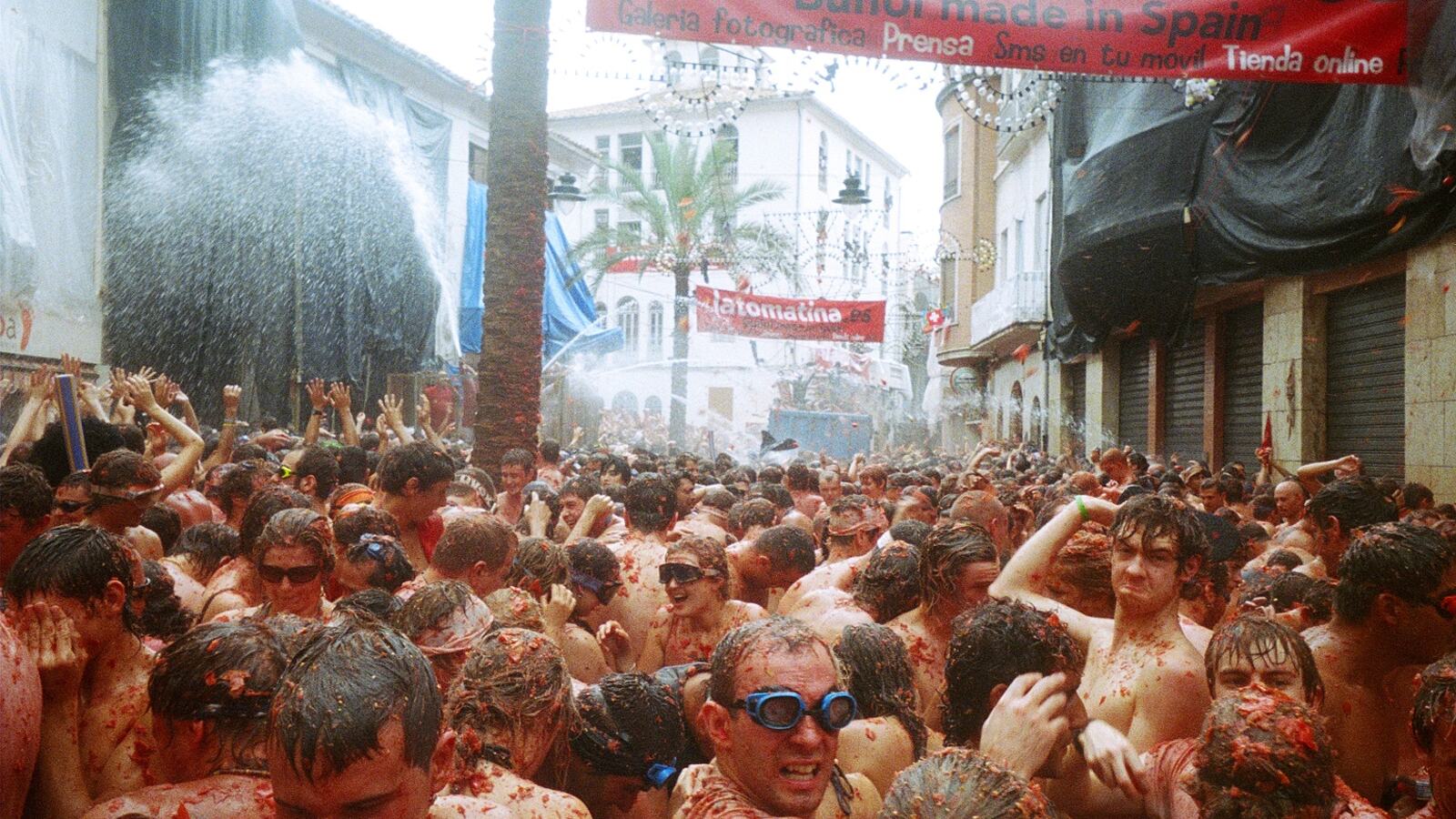 Deelnemers bedekt met tomaten tijdens La Tomatina in Buñol