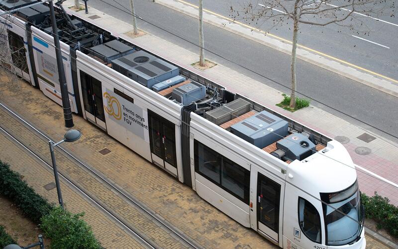 Een tram van Metrovalencia rijdt door een straat in Valencia