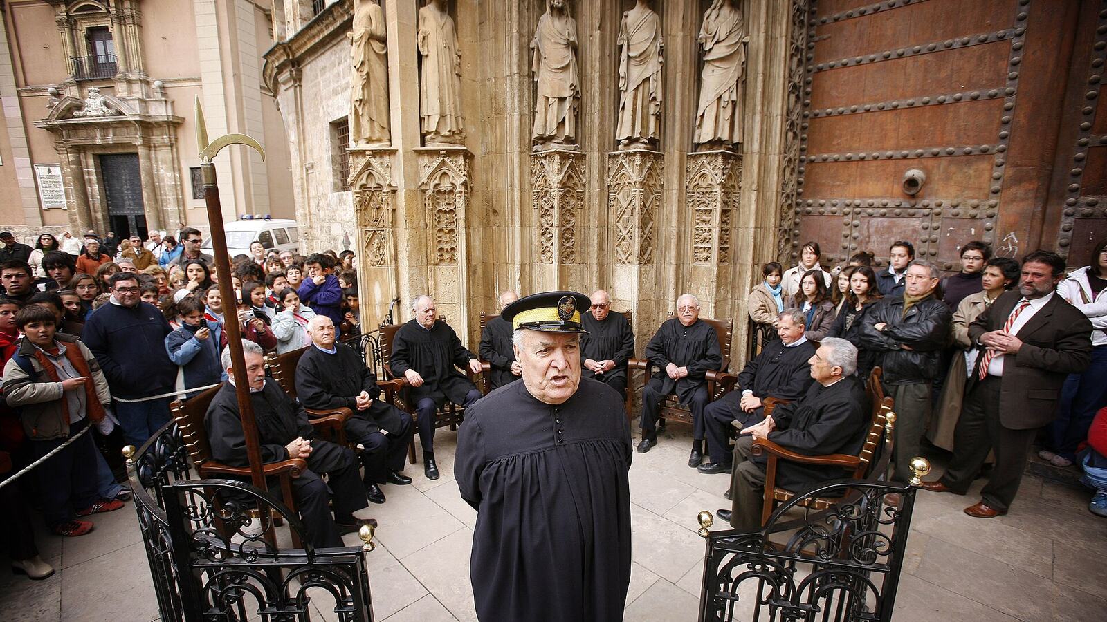 De leden van het Tribunal de las Aguas in zwarte kielen bij de kathedraal van Valencia