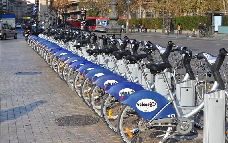 Een rij Valenbisi-deelfietsen in een station in Valencia