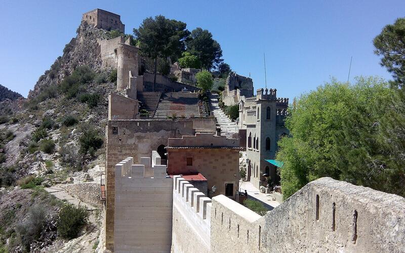 De muren en torens van het kasteel van Xàtiva op de berg