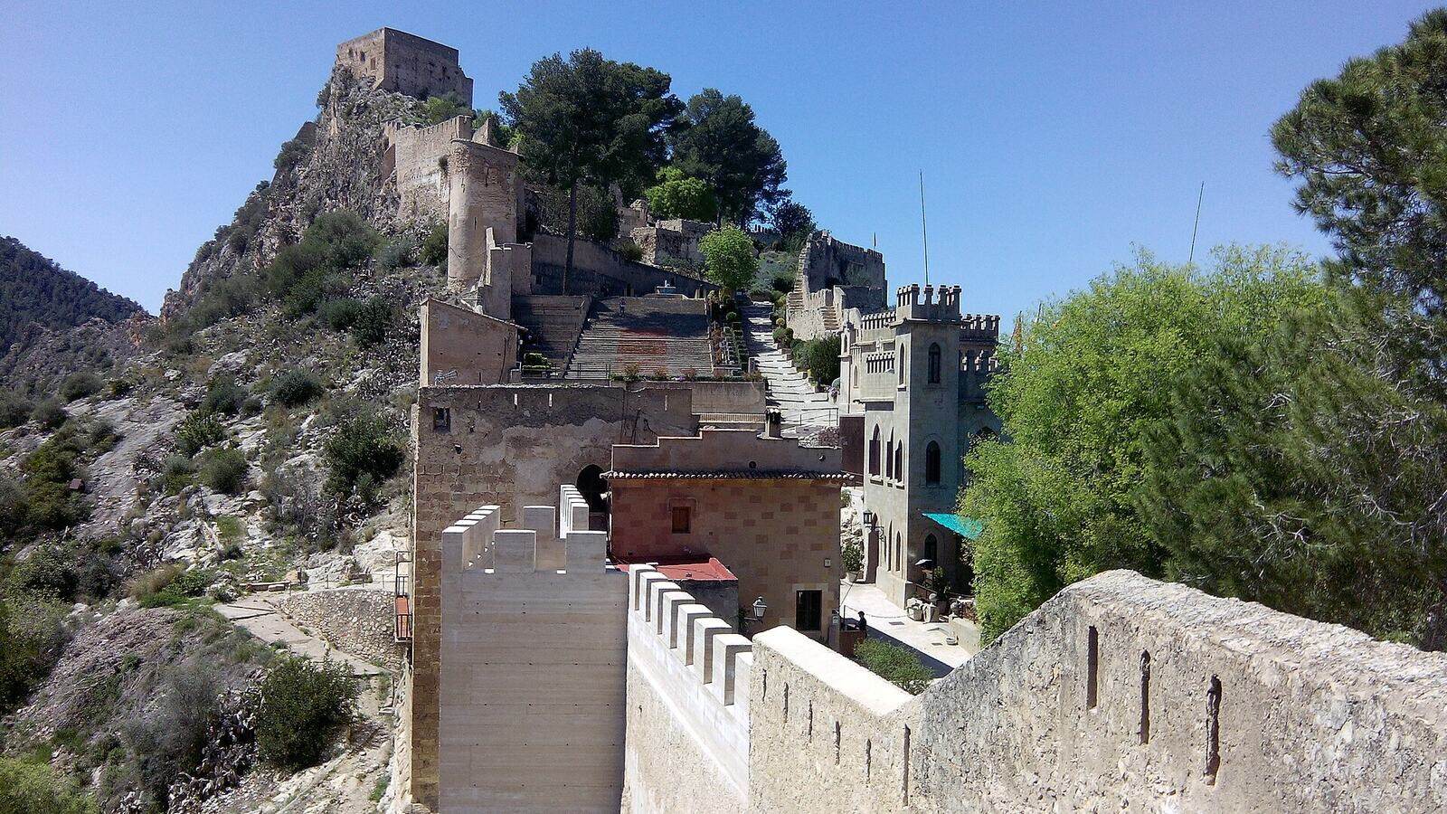 De muren en torens van het kasteel van Xàtiva op de berg